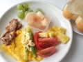 20180727煮込豚肉の薄切りとパンとフルーツ.jpg